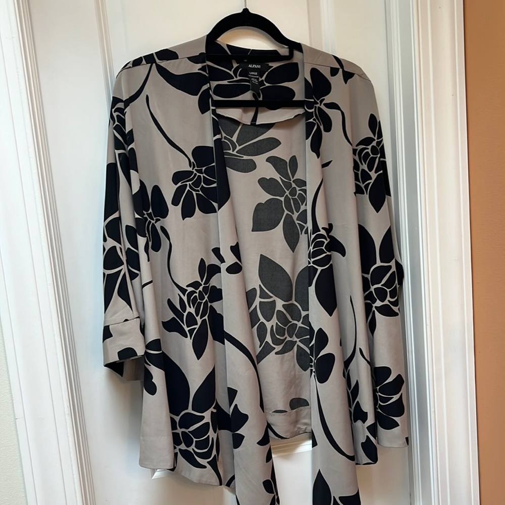 Alfani jacket, black and tan with flowing sleeves